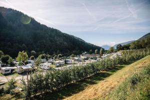 an aerial view of a parking lot with trees and rvs at Camping Passeier Löwenzahn in Saltusio