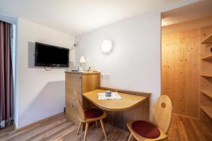 a small room with a table and two chairs at Camping Passeier Löwenzahn in Saltusio