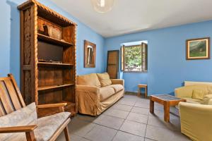 a living room with a couch and a tv at Puente del Narcea 2 in Cibuyo