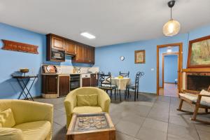 a living room with blue walls and a kitchen at Puente del Narcea 2 in Cibuyo