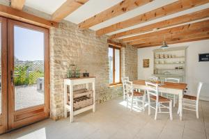 a kitchen and dining room with a table and chairs at La Belle Parenthèse à la Rochelle in Vergné
