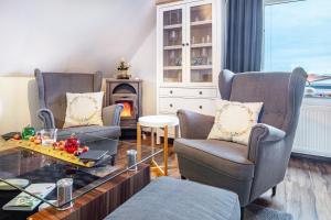 a living room with two chairs and a table at Ferienwohnung Apfelkorb in Jork