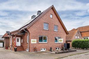 a large brick building with windows on a street at Ferienwohnung Apfelkorb in Jork