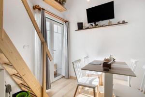 a dining room with a table and chairs and a tv at Casa Valada My Land in Valada