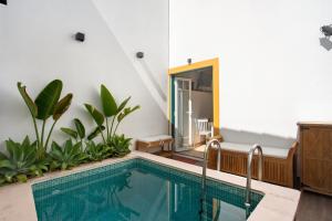 a pool in a room with plants and a mirror at Casa Valada My Land in Valada