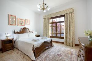 a bedroom with a large bed and a window at Finca Remedios in Los Valles