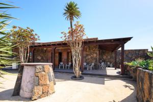 a resort with a palm tree and a building at Finca Remedios in Los Valles