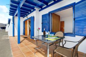 a table and chairs on the patio of a house at Casita Martina in Punta Mujeres +15 photos