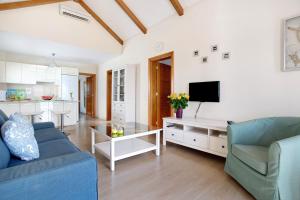 a living room with a couch and a table at Casita Martina in Punta Mujeres