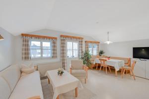 a living room with a couch and a table at Ferienwohnung Wennesz 2 in Chieming