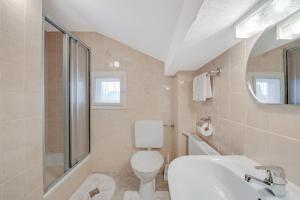 a bathroom with a toilet and a sink at Ferienwohnung Wennesz 2 in Chieming