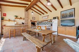 a kitchen and dining room with a wooden table at Casa Pont in Tarragona