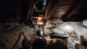 a small kitchen with a stove in a room at Rifugio Ortobene in Nuoro