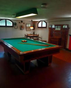 a pool table in a living room with afits at Villa Giacinti in Padova
