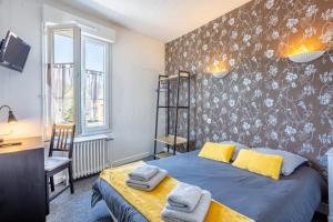a bedroom with a bed with towels on it at Chambres Espace Rennaissance in Chantonnay