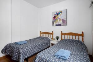 two beds sitting next to each other in a room at Vista al Mar, La Graciosa in Caleta de Sebo