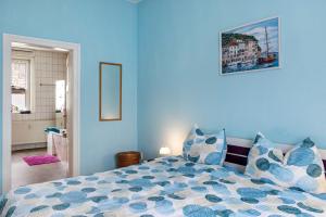 a blue bedroom with a bed with blue walls at Ferienwohnung Burgblick in Plaue