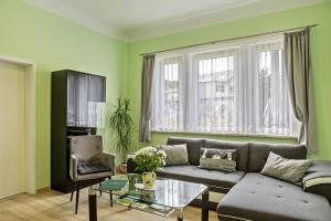 a living room with a couch and a table at Ferienwohnung Burgblick in Plaue