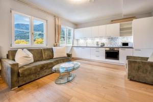 a living room with a couch and a table at Alpen Living - 2 Stock in Cadipietra