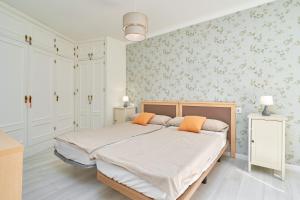 a bedroom with a bed with orange pillows on it at Primera línea con terraza A104 in Torrox +22 photos