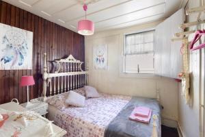 a small bedroom with a bed and a window at Casa dos Afectos - Costa Nova in Gafanha da Encarnação
