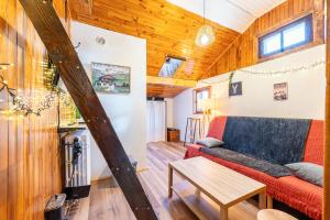 a living room with a couch and a table at Chalet les aiguilles in Albiez-Montrond