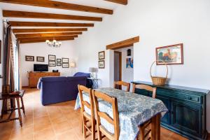 ein Esszimmer mit einem Tisch und einem blauen Sofa in der Unterkunft Luisa 1 in Conil de la Frontera