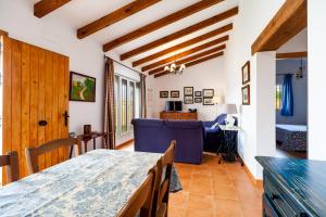 ein Wohnzimmer mit einem Tisch und einem Sofa in der Unterkunft Luisa 1 in Conil de la Frontera
