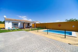 eine Villa mit Swimmingpool und einem Haus in der Unterkunft Luisa 1 in Conil de la Frontera