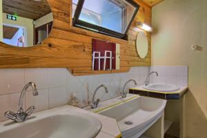 a bathroom with a sink and a tub and a mirror at Maison Skioura, Gite De Groupe in Luchon +17 photos