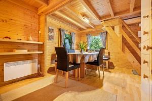 a dining room with a table and chairs at Hütte im Heidekreis in Lindwedel