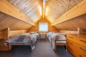 a bedroom with two beds in a wooden cabin at Hütte im Heidekreis in Lindwedel