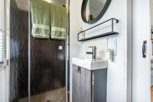a bathroom with a sink and a mirror at Amselnest in Dobeneck +14 photos