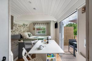 a kitchen and living room in a tiny house at Amselnest in Dobeneck