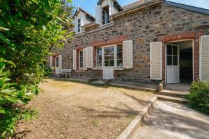 an old stone house with a yard in front of it at Maison Pleneuf Val André Plage 5min in Pléneuf-Val-André
