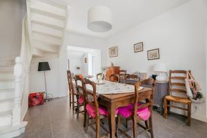 a dining room with a table and chairs at Maison Pleneuf Val André Plage 5min in Pléneuf-Val-André