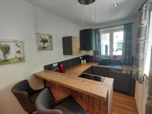 eine Küche mit hölzerner Arbeitsplatte und zwei Stühlen in der Unterkunft Hümmer Chalets in Breitengüßbach