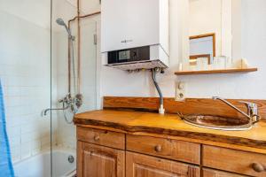 a bathroom with a sink and a shower at Casa del Sol - Fachwerkhäuschen in Lychen