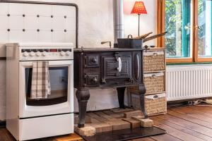 an old fashioned stove in a kitchen with a stove at Casa del Sol - Fachwerkhäuschen in Lychen