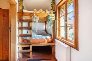 a bunk bed in a tiny house at Casa del Sol - Fachwerkhäuschen in Lychen