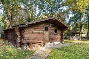 a log cabin with a sign on it at Casa del Sol - Fachwerkhäuschen in Lychen
