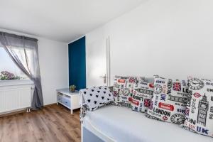 a bedroom with a bed with pillows on it at Pr-Ferienwohnung in Stierstadt