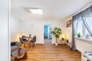 a living room with a table and chairs at Pr-Ferienwohnung in Stierstadt