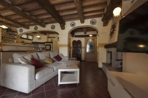 a living room with a couch and a table at All Inclusive Villa Con Piscina in Camaiore