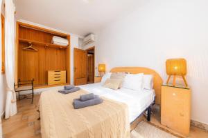 a bedroom with two beds with towels on it at Sa Fonteta Cala Morlanda in S'Illot