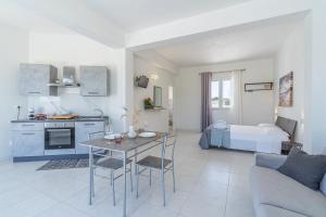 a kitchen and living room with a table and a bed at L' oro dei Magi San Lorenzo in Reitani