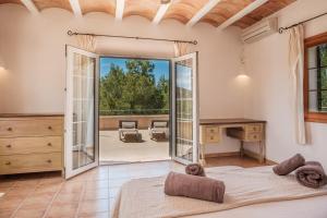 a bedroom with a bed and a large mirror at Can Moustique in Sant Josep de sa Talaia