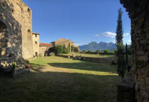 a view of the yard of a house with mountains in the background at Lovers' Nest - Unità 1 in Baiardo