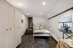 a bedroom with a crib in the corner of a room at Modernes Loft mitten im Grünen in Neukirchen-Vluyn
