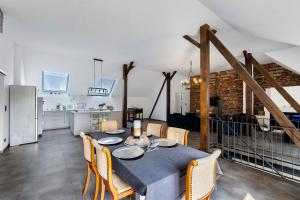 a kitchen and dining room with a table and chairs at Modernes Loft mitten im Grünen in Neukirchen-Vluyn